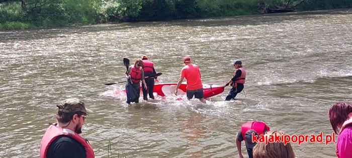 kajak w wodzie - spływ Popradem