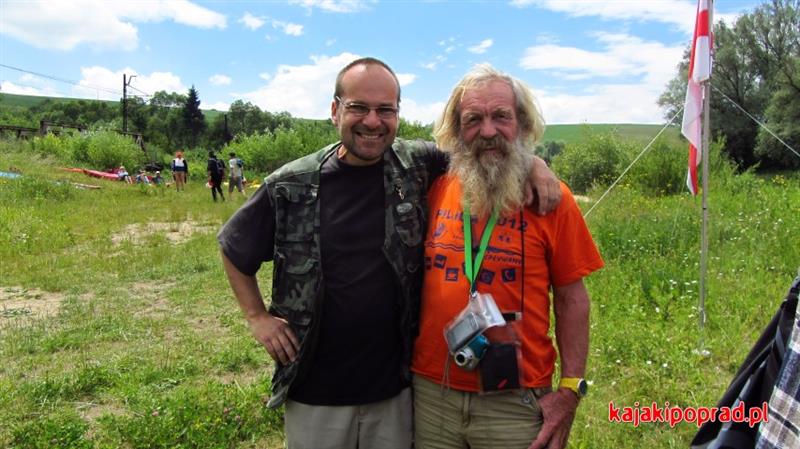 Aleksander Doba na spływie kajakiem Popradem.