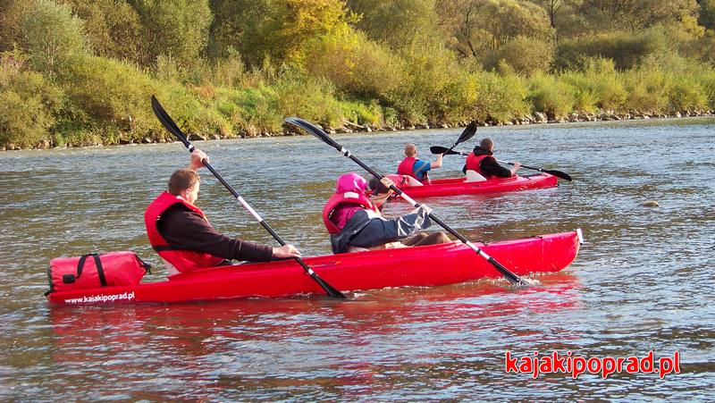Jesienią kajaki pływają. Zimą Poprad zamarza.