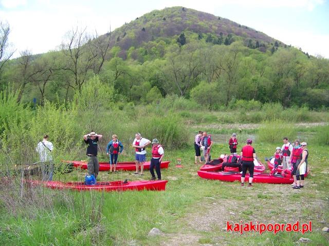 Przygotowania do wielodniowego spływu Popradem.