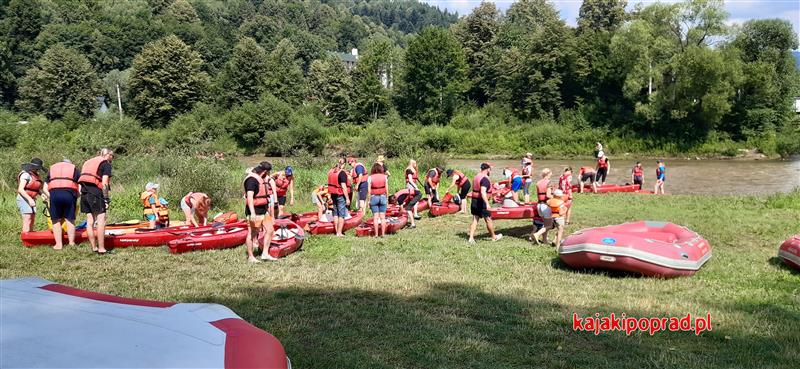 splyw Popradem - przygotowania do wodowania pontonów i kajaków, przystań Muszyna Zapopradzie