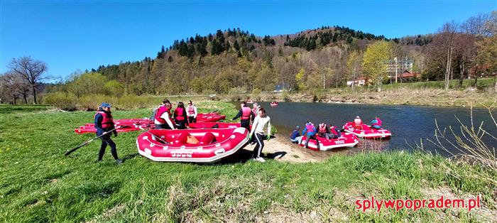 wodowanie kajaków i pontonów, początek spływu na rzece Poprad