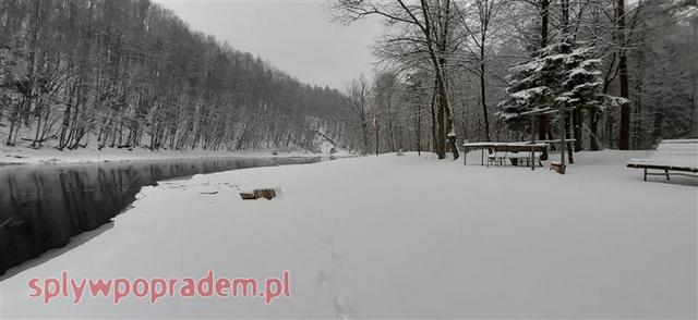 Przystań pontonów w Żegiestowie zimą