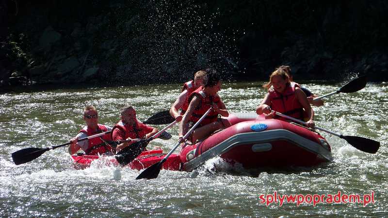 spływ Popradem kajakami i pontonami