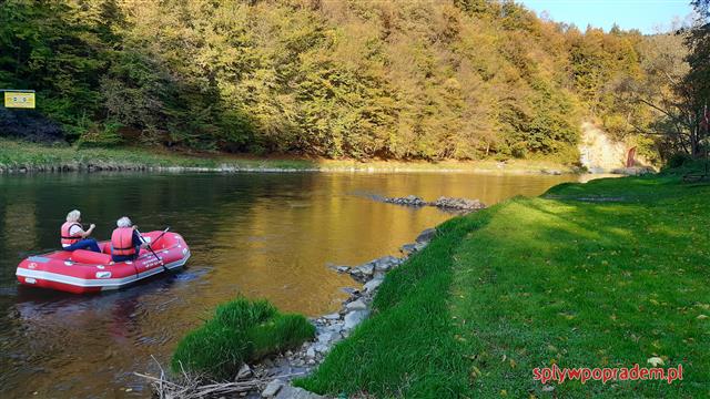 Spływ pontomen Popradem w jesiennej scenerii