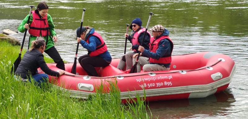 Uczestnicy spływu Popradem cieszą się wodną przygodą
