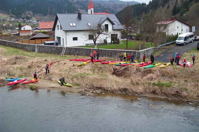 Muszyna Folwark wodowanie kajaków na Popradzie